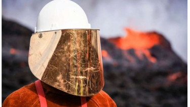 Para ahli menggunakan pelindung tubuh di area Gunung Berapi Fagradalsfjall.