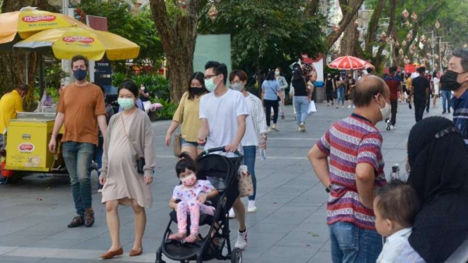 Warga Singapura berjalan-jalan di kawasan Orchard Road