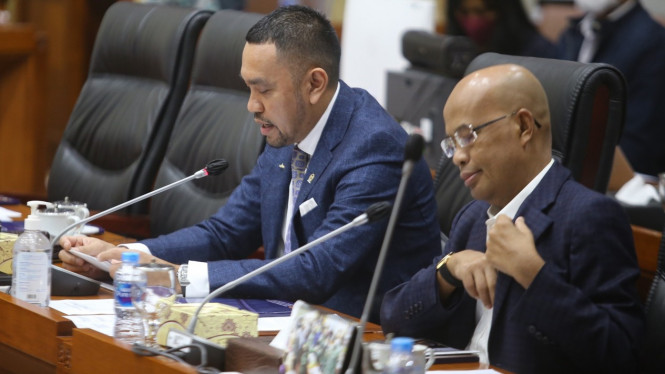 Ahmad Sahroni (kiri) dan Desmond Mahesa, dua Wakil Ketua Komisi III DPR RI 