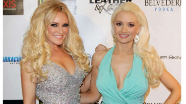 Mantan kekasih Hugh Hefner pendiri Playboy, Bridget Marquardt dan Holly Madison