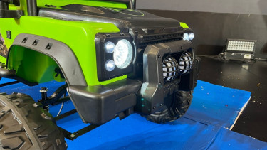 Mobil mainan mirip Land Rover.