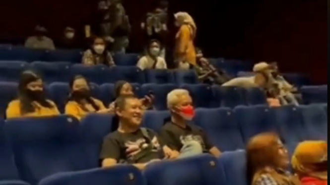 Beredar Video Ganjar Pranowo Nonton Bareng Denny Siregar