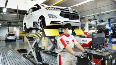 Ilustrasi servis mobil di bengkel.