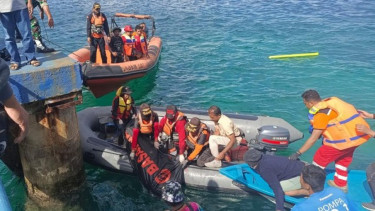 Proses Evakuasi Jasad Prajurit TNI yang Tewas Tenggelam di Pantai Baubau. 