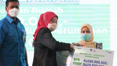 Menaker dan Direktur Utama BPJS Ketenagakerjaan serahkan MLT 