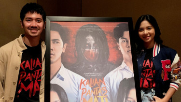 Zee JKT48 berakting dengan Emir Mahira di film Kalian Pantas Mati