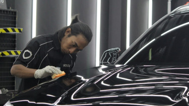 Ilustrasi proses nano coating cat mobil.