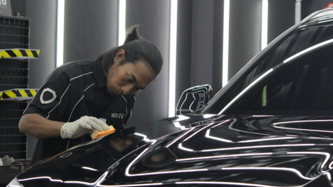 Ilustrasi proses nano coating cat mobil.