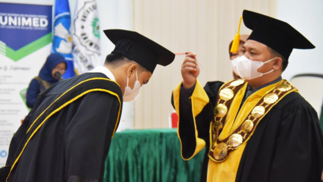 Rektor Unimed, Dr Syamsul Gultom saat memimpin langsung proses wisuda