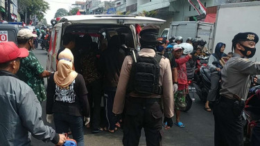 Proses evakuasi jenazah ke kamar mayat RSSA.