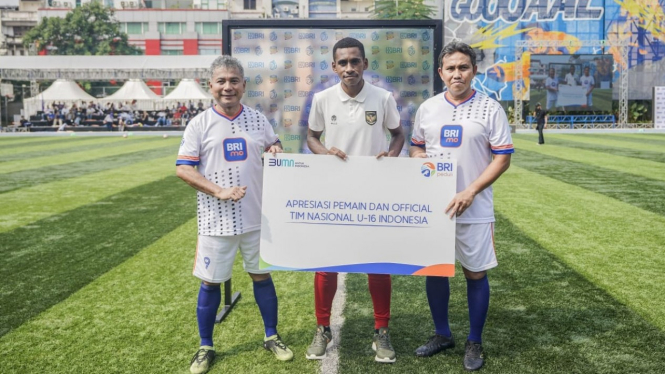 Direktur Utama BRI, Sunarso menyerahkan bonus 1M Pelatih dan Kapten Timnas U-16