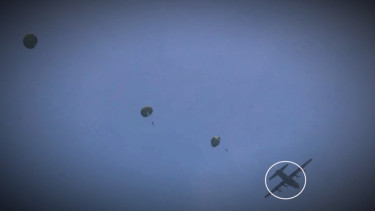 VIVA Militer: Pesawat pengangkut Taruna AAU di langit Bandung.
