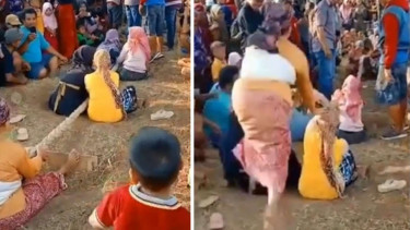 Ibu-ibu melayang saat main tarik tambang