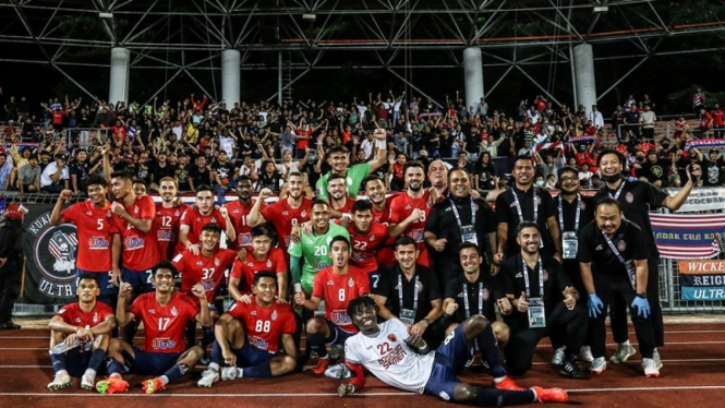 Suasana suporter Kuala Lumpur City FC saat melawan PSM Makassar