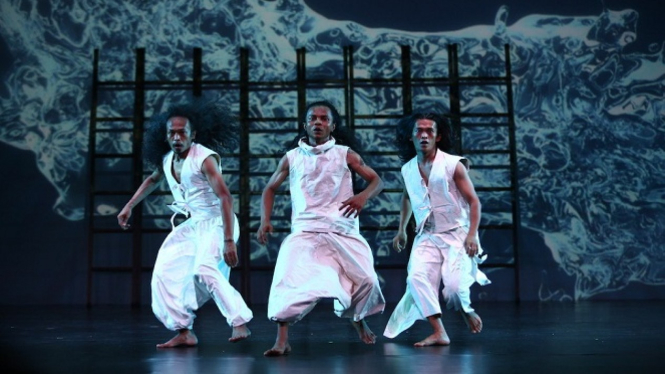 Pentas seni teater Under the Volcano.