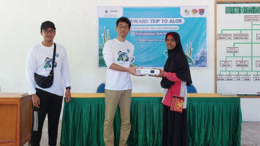 Muto Yusuke Gives the Projector to Teacher in PAUD Permata Bunda