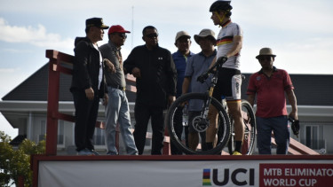 Gubernur Sugianto Sabran saat meninjauh latihan resmi UCi MTB