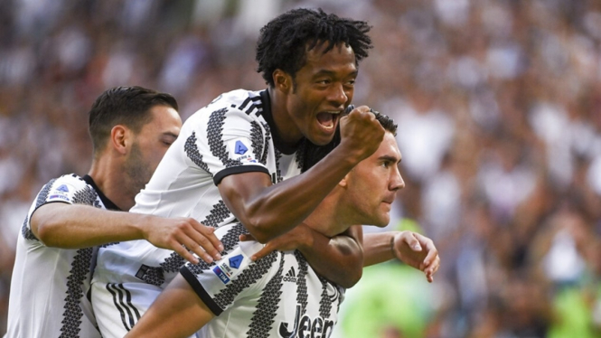 Pemain Juventus merayakan gol.