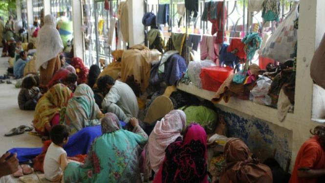 Warga Pakistan mengungsi karena banjir.