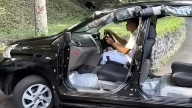 Modifikasi Toyota Avanza tanpa pintu