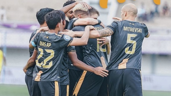 Para pemain Dewa United FC merayakan gol. 