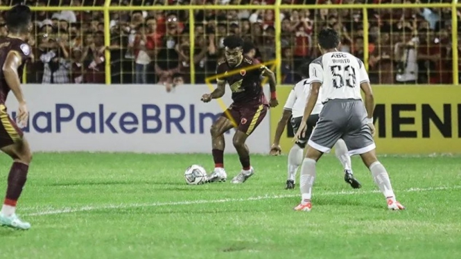 Pertandingan PSM Makassar vs Persib Bandung. 