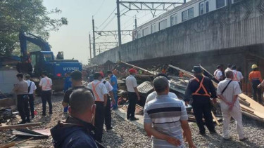 Petugas gabungan membongkar bangunan di lokalisasi liar Gunung Antang, Jakarta.
