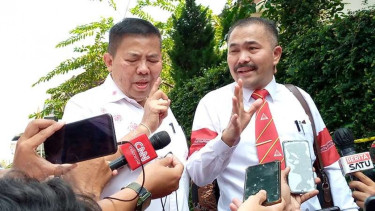 Pengacara Kamaruddin Simanjuntak (kanan)