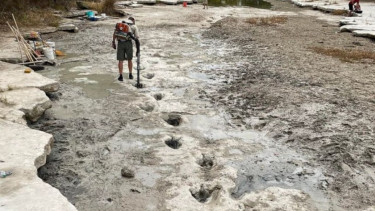 Jejak kaki dinosaurus yang berusia lebih dari 113 juta tahun tersingkap akibat kekeringan di Lembah Dinosaurus di dekat Fort Worth, Texas.