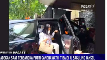 Putri Candrawathi saat tiba di rumah pribadinya, untuk rekonstruksi adegan
