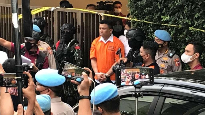 Putri Candrawathi memegang tangan suaminya Ferdy Sambo.