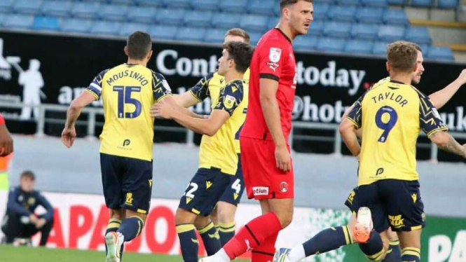 Pemain Oxford United rayakan gol.