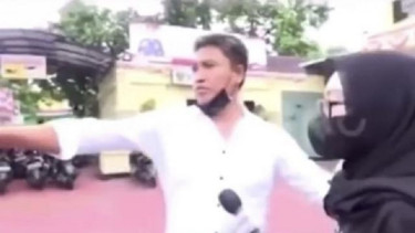 Anggota Polisi minta wartawan bicara dengan pohon
