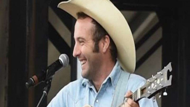 Penyanyi sekaligus penulis lagu Country, Luke Bell