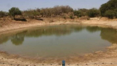 Air waduk di Kecamatan Alak, Kota Kupang, NTT, yang menyusut saat musim kemarau.