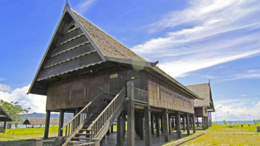 Rumah Adat Suku Luwuk