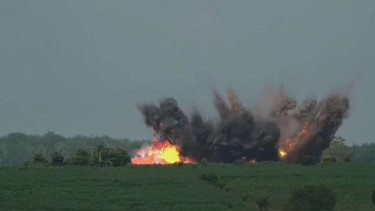 VIVA Militer: Jet Tempur F-16 jatuhkan roket di Lampung saat Latihan Jalak Sakti