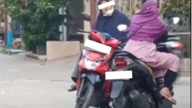 Viral Ibu-ibu ngobrol di tengah jalan