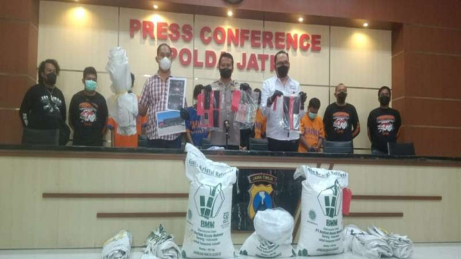 Polda Jatim merilis kasus penggelapan gula rafinasi 30 ton