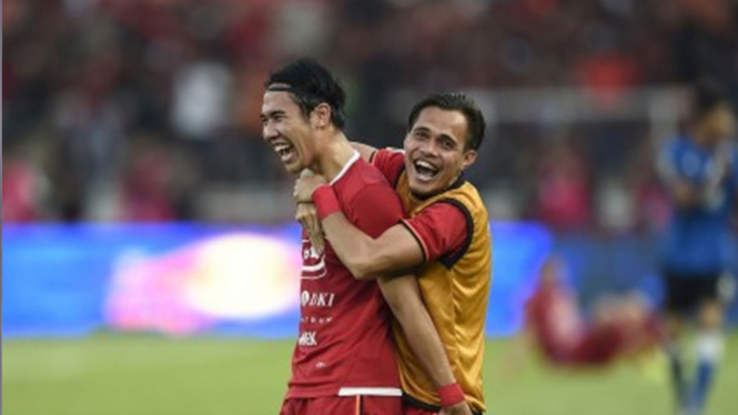 Bek Persija, Rezaldi Hehanusa (kanan) dan Ryuji Utomo (kiri)