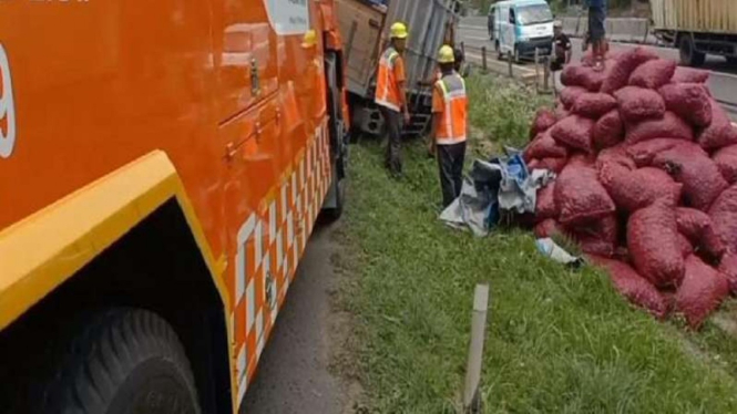 Truk muatan jengkol terbalik di Tol Tangerang-Merak.