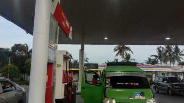 Angkot saat mengisi BBM di SPBU.