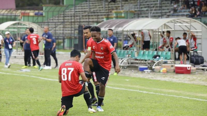 Pemain Karo United rayakan gol