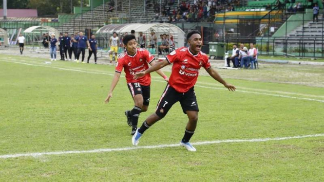 Pemain Karo United rayakan gol