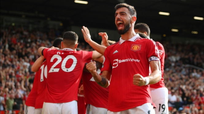 Para pemain Manchester United rayakan gol. 