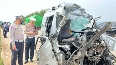 Petugas memeriksa minibus yang terlibat kecelakaan di Tol Semarang-Batang