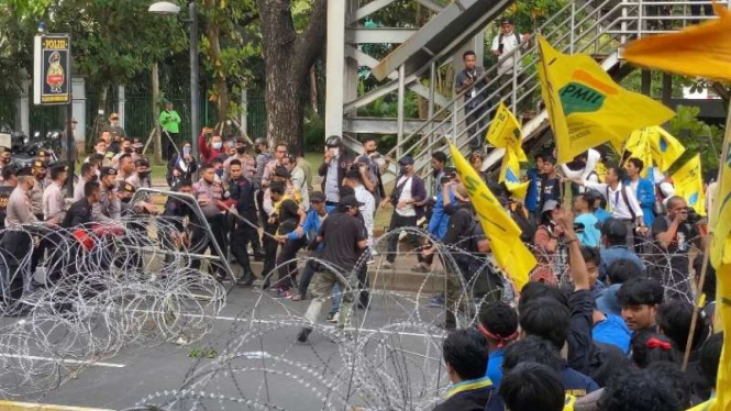 Massa demo tolak BBM di area kawasan Patung Kuda, Jakarta Pusat