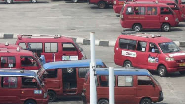 Arsip Foto - Angkutan kota (angkot) di Terminal Bus Terpadu Pulogebang.