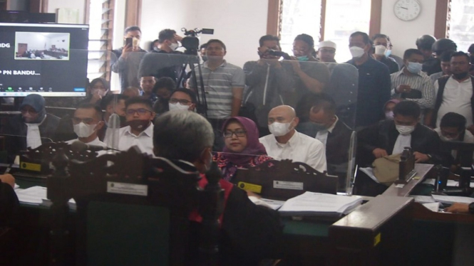 Ade Yasin menangis di ruang sidang