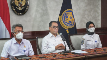 Menhub Budi Karya Sumadi (tengah)